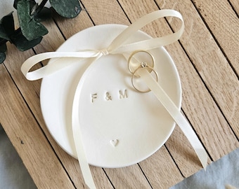 Ringschale Hochzeit schlicht / personalisierbar mit Initialen / personalisiertes Hochzeitsgeschenk / Ringkissen Alternative