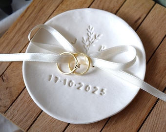 Ringschale Hochzeit mit Zweig / personalisierbar mit Initialen und Datum / personalisiertes Hochzeitsgeschenk / Ringkissen Alternative