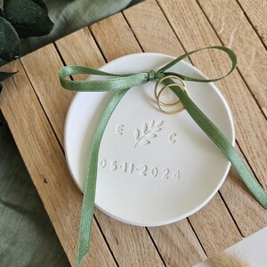 Ringschale Hochzeit mit Zweig / personalisierbar mit Initialen und Datum / personalisiertes Hochzeitsgeschenk / Ringkissen Alternative