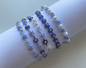 Blue flowered beaded bracelet / Blue beaded daisy bracelet / Blue flowers bracelet / Daisy bracelet