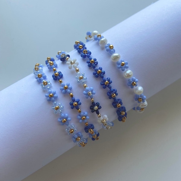 Bracelet en perle fleuri bleu / Bracelet marguerite perlé bleu /  Blue flowers bracelet / Daisy bracelet