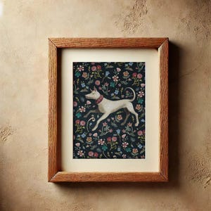中世のタペストリーアートプリント 白い犬の壁飾り 手描きの花柄デザイン 豊かな色彩 黒背景 歴史的なゴシックスタイル ホームギフト