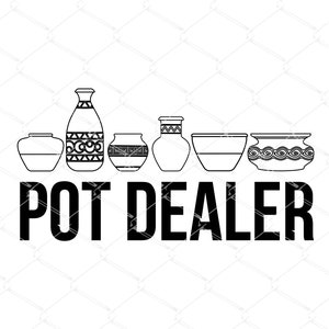 Op de afbeelding: Een zwart-witte lijntekening van vijf verschillende aardewerkstukken, waaronder een vaas, een kom en drie potten. De tekst "POT DEALER" staat onder het aardewerk.