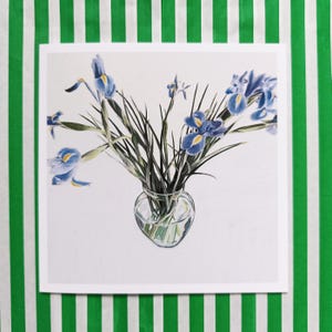 Handgeschilderde bloemengroetkaart. Unieke botanische wenskaart voor elke gelegenheid. Wenskaart met irissen.