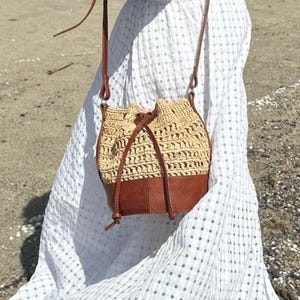 Sac bandoulière, sac crochet, sac raphia, sac paille, sac plage, sac d été, Sac idée cadeau, sac femme, sac à main, sac seau, panier paille