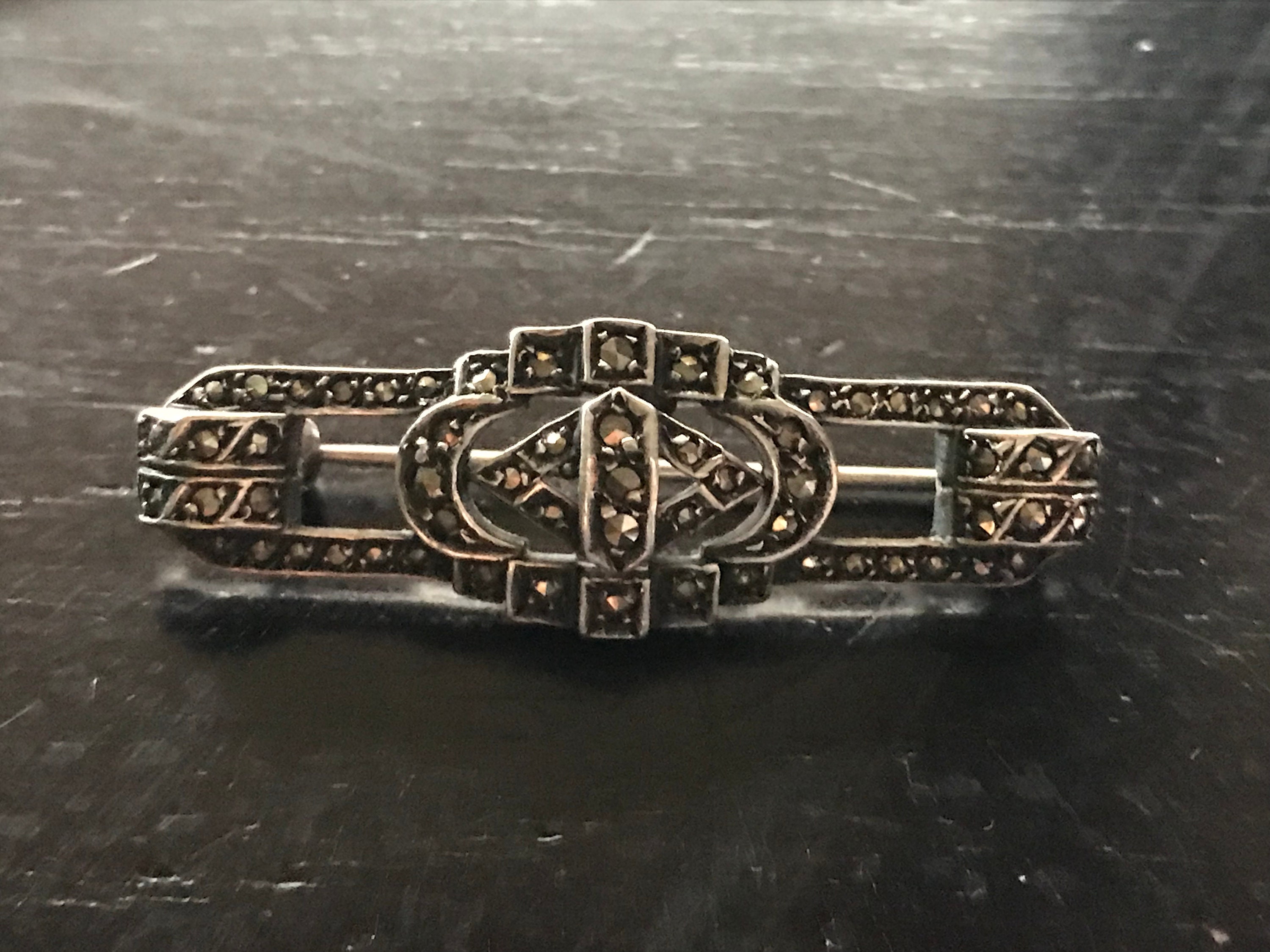 Broche ancienne art déco en argent ( MARQUÉ ) avec des marcassites et à l'intérieur une pierre transparente. ( Article 23 ) - France