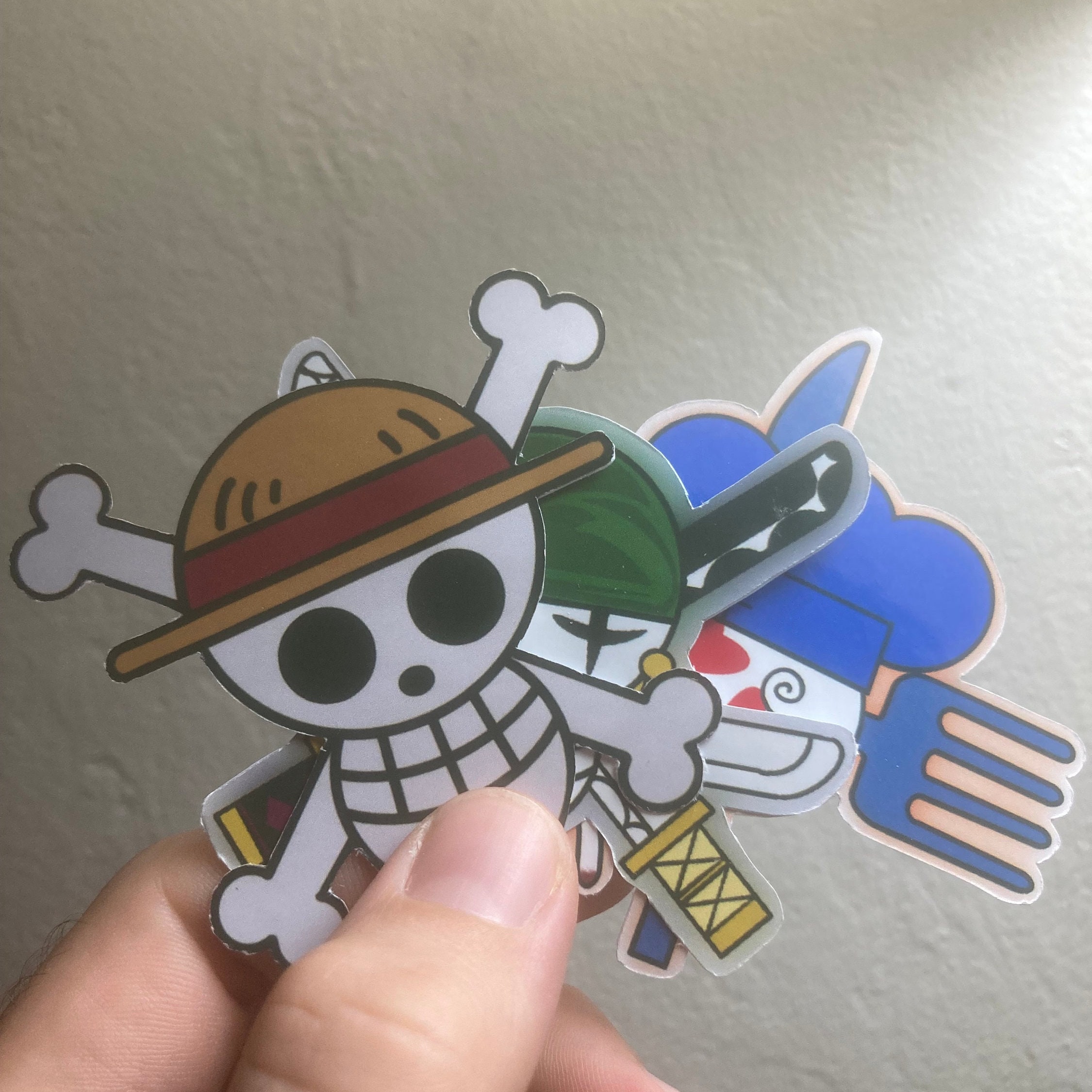 Sticker for Sale avec l'œuvre « Trio One Piece : Le chapeau des trois  frères » de l'artiste Animangapoi