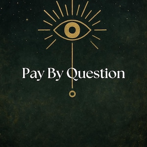 Puede incluir: Un fondo verde oscuro con un símbolo de ojo dorado y el texto blanco "Pay By Question". El símbolo del ojo tiene un círculo central, un iris y líneas radiantes, con una línea que se extiende a un círculo pequeño.