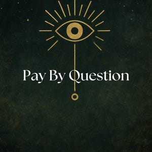 Puede incluir: Un fondo verde oscuro con un símbolo de ojo dorado y el texto blanco "Pay By Question". El símbolo del ojo tiene un círculo central, un iris y líneas radiantes, con una línea que se extiende a un círculo pequeño.
