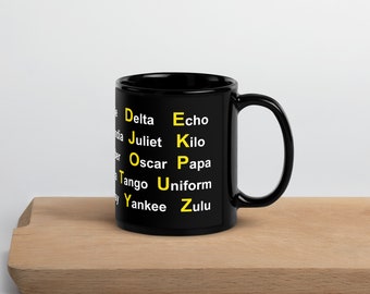 Taza negra brillante Alfabeto fonético de la OTAN
