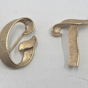 Broche vintage de mediados de siglo con inicial de la letra G o T en forma de trifari