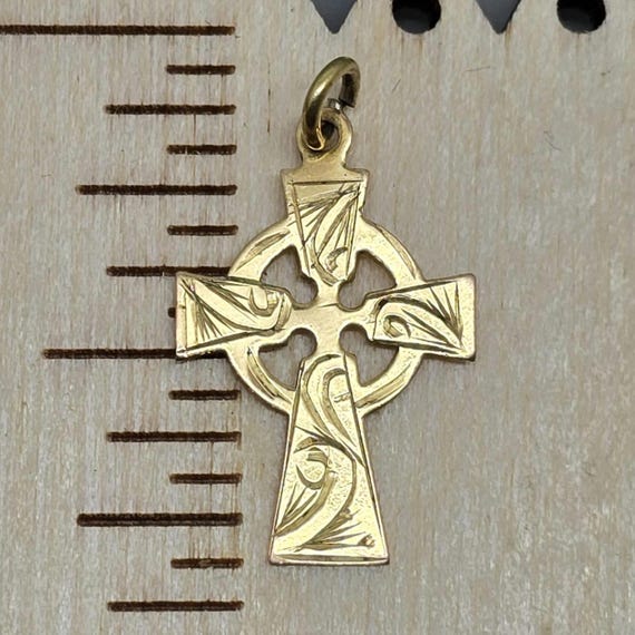 Croce Celtica In Oro 9 Carati - Gioiello Unisex, 24x14 Mm, 1.4 G