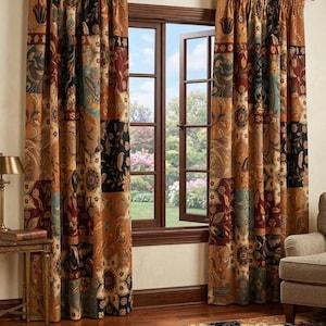 Puede incluir: Cortinas de ventana estilo patchwork en tonos marrón, negro y verde azulado, con diseños florales y de cachemira. Las cortinas cuelgan de una barra de color bronce, enmarcando una ventana con vistas a un jardín.