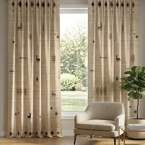 Puede incluir: Cortinas beige estampadas con un diseño repetido de motivos de ciervos y árboles. Las cortinas cuelgan frente a una ventana, con un sillón de tonos neutros y una planta en maceta en primer plano. Las cortinas tienen una apariencia texturizada.