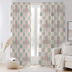 Op de afbeelding: Twee bijpassende gordijnen in patchwork-stijl. Elk gordijn heeft een herhalend patroon van vierkanten in roze, groen en grijs. De vierkanten hebben verschillende ontwerpen, waaronder stippen, ruitjes en effen kleuren. De gordijnen hangen voor een raam.