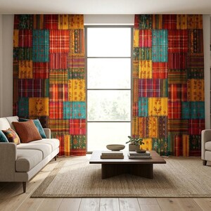 Peut inclure: Une paire de rideaux pleine longueur présentant un motif patchwork vibrant avec divers panneaux rectangulaires dans des tons de rouge, jaune, bleu sarcelle et vert foncé. Le tissu affiche un mélange de couleurs unies, de motifs écossais et floraux.