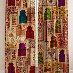 Peut inclure: Une paire de rideaux pleine longueur présentant un motif patchwork vibrant composé de panneaux rectangulaires. Chaque panneau affiche des arches architecturales complexes, des motifs floraux et géométriques dans des tons riches de rouge, or, vert et violet.