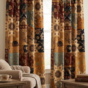 Puede incluir: Cortinas de ventana estilo patchwork con un estampado floral en tonos dorados, burdeos, turquesa y negro. Las cortinas cuelgan de una barra frente a una ventana, con una vista de un salón.