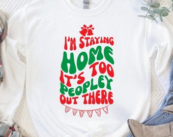 I'm Staying Home It es Too Peopley Out There Crewneck, Lustiges Weihnachts-Crewneck, Anti-Social Christmas Crewneck, Weihnachtsgeschenk, Weihnachtsshirt