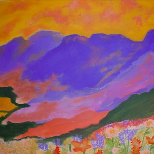 Peut inclure: Une peinture représentant une chaîne de montagnes violettes avec un ciel jaune et orange. Au premier plan, un champ de fleurs aux nuances de rouge, orange, violet et blanc.