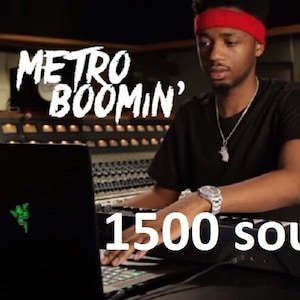 Puede incluir: Un hombre con una diadema roja se sienta en un estudio de grabación, trabajando en una computadora portátil con un logotipo verde. El texto "METRO BOOMIN'" es visible en el fondo, junto con el texto "1500 sonidos".