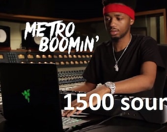 Könnte beinhalten: Ein Mann mit einem roten Stirnband sitzt in einem Aufnahmestudio und arbeitet an einem Laptop mit einem grünen Logo. Der Text "METRO BOOMIN'" ist im Hintergrund zu sehen, zusammen mit dem Text "1500 Sounds".
