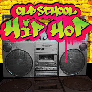 Puede incluir: Un radiocasete plateado con altavoces grandes, un reproductor de casetes y un asa. Las palabras "OLD SCHOOL HIP HOP" están escritas en estilo grafiti con colores rosa brillante, verde y amarillo. El fondo es una pared de ladrillos amarillos.
