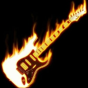 Puede incluir: Una guitarra eléctrica negra envuelta en llamas, con un cuerpo blanco y un diapasón amarillo dorado. La guitarra está sobre un fondo negro.