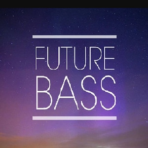 Könnte beinhalten: Ein violetter und rosa Farbverlaufshintergrund mit weißen Sternen. Der Text "FUTURE BASS" ist in Weiß mit einer weißen Linie darüber und darunter geschrieben.