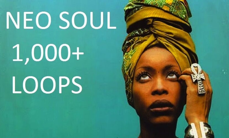 Op de afbeelding: Een vrouw met een donkere huidskleur draagt een gele en groene hoofddoek en kijkt omhoog met haar ogen dicht. Ze draagt een zilveren ring met een ankh-symbool. De tekst "NEO SOUL 1,000+ LOOPS" staat in wit op een turquoise achtergrond.