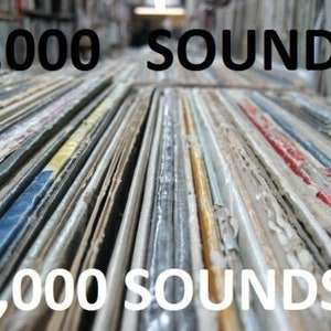 Może przedstawiać: Zbliżenie na kolekcję płyt winylowych. Obraz wypełniają rzędy okładek płyt z białym tekstem "3,000 SOUNDS" u góry i u dołu. Okładki są w różnych kolorach i stanach.