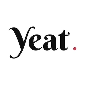 Puede incluir: Texto en blanco y negro que dice "yeat." con un pequeño punto rojo después de la palabra.