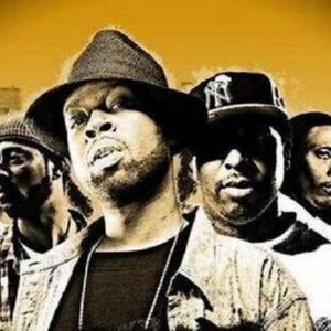 Puede incluir: Un grupo de cinco hombres con sombreros y ropa oscura. Los hombres están de pie frente a un fondo de ciudad amarillo y marrón.