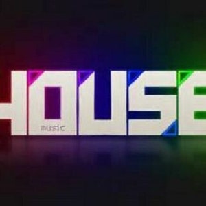 Puede incluir: La palabra "HOUSE" en letras blancas grandes con acentos de neón coloridos. La palabra "music" está escrita en letras blancas pequeñas debajo de la "O" en "HOUSE". El fondo hace una transición de rojo a morado a verde.
