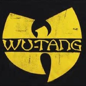 Puede incluir: Un logotipo amarillo de Wu-Tang Clan sobre un fondo negro. El logotipo es una 'W' estilizada con una 'U' y una 'T' a cada lado de la 'W'. El logotipo está rodeado por un borde negro.