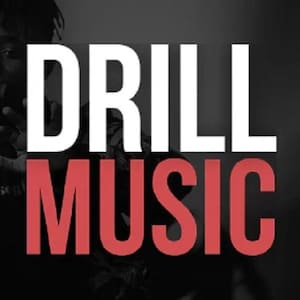 Puede incluir: Una imagen en blanco y negro de una persona rapeando con el texto "DRILL MUSIC" en letras blancas y rojas.