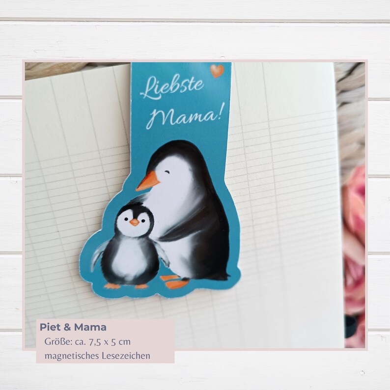 Magnetisches Lesezeichen „Pinguin Piet & Mama“
Diese Bookmarks mit Piet Pinguin und seiner Mama sind  ganz besondere Lesezeichen, die eine leise Botschaft zwischen deine Seiten tragen.

Das Lesezeichen - magnetisch, wurde mit eigener Illustration gestaltet und in liebevoller Herstellung gefertigt. Als besonderes Magnet Lesezeichen hält es deine Seiten sicher zusammen, als Geschenk Mama Geburtstag, 
eine besondere Muttertagsgeschenk Idee oder ein liebevolles kleines Zeichen für zwischendurch.