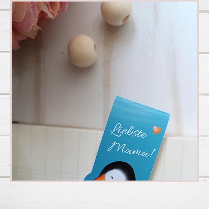 Magnetisches Lesezeichen „Pinguin Piet & Mama“
Diese Bookmarks mit Piet Pinguin und seiner Mama sind  ganz besondere Lesezeichen, die eine leise Botschaft zwischen deine Seiten tragen.

Das Lesezeichen - magnetisch, wurde mit eigener Illustration gestaltet und in liebevoller Herstellung gefertigt. Als besonderes Magnet Lesezeichen hält es deine Seiten sicher zusammen, als Geschenk Mama Geburtstag, 
eine besondere Muttertagsgeschenk Idee oder ein liebevolles kleines Zeichen für zwischendurch.