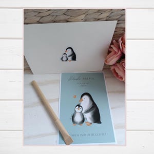 Karten Muttertag
Mit dieser liebevoll gestalteten Muttertagskarte verschenkst du mehr als nur einen Gruß – du schenkst ein Lächeln, Herzenswärme und einen kleinen Moment voller Dankbarkeit. Die Karte zeigt Piet Pinguin mit seiner Mama in einer zarten, emotionalen Illustration und ist perfekt als Karte zum Muttertag oder als Geschenke für Mütter geeignet. Damit kannst du Liebe Grüße zum Muttertag oder Muttertag Glückwünsche mit ganz viel Herz verschenken.