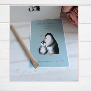 Karten Muttertag
Mit dieser liebevoll gestalteten Muttertagskarte verschenkst du mehr als nur einen Gruß – du schenkst ein Lächeln, Herzenswärme und einen kleinen Moment voller Dankbarkeit. Die Karte zeigt Piet Pinguin mit seiner Mama in einer zarten, emotionalen Illustration und ist perfekt als Karte zum Muttertag oder als Geschenke für Mütter geeignet. Damit kannst du Liebe Grüße zum Muttertag oder Muttertag Glückwünsche mit ganz viel Herz verschenken.