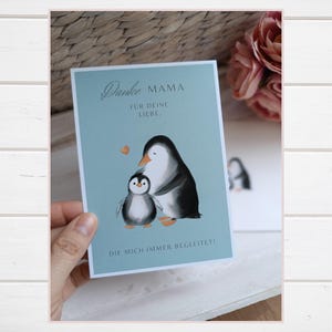 Karten Muttertag
Mit dieser liebevoll gestalteten Muttertagskarte verschenkst du mehr als nur einen Gruß – du schenkst ein Lächeln, Herzenswärme und einen kleinen Moment voller Dankbarkeit. Die Karte zeigt Piet Pinguin mit seiner Mama in einer zarten, emotionalen Illustration und ist perfekt als Karte zum Muttertag oder als Geschenke für Mütter geeignet. Damit kannst du Liebe Grüße zum Muttertag oder Muttertag Glückwünsche mit ganz viel Herz verschenken.