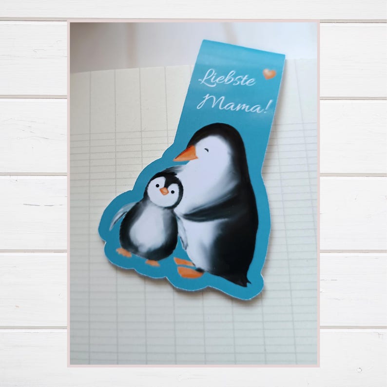 Magnetisches Lesezeichen „Pinguin Piet & Mama“
Diese Bookmarks mit Piet Pinguin und seiner Mama sind  ganz besondere Lesezeichen, die eine leise Botschaft zwischen deine Seiten tragen.

Das Lesezeichen - magnetisch, wurde mit eigener Illustration gestaltet und in liebevoller Herstellung gefertigt. Als besonderes Magnet Lesezeichen hält es deine Seiten sicher zusammen, als Geschenk Mama Geburtstag, 
eine besondere Muttertagsgeschenk Idee oder ein liebevolles kleines Zeichen für zwischendurch.