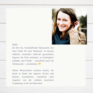 Bookmarks
Hallo!
Ich bin Iris, freischaffende Illustratorin mit einer Liebe für leise Momente. In meinen Arbeiten entstehen liebevoll gezeichnete Figuren, die Trost schenken, zu Leichtigkeit einladen und Freude – manchmal auch ein Schmunzeln – verschenken. ?
Meine Illustrationen wachsen intuitiv, oft Hand in Hand mit eigenen Texten und kleinen Geschichten, manchmal auch inspiriert von der schönen maritimen Umgebung, in der ich leben darf.
Geschenk Mama Geburtstag, Muttertagsgeschenk Idee