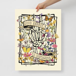 Póster de arte floral de esqueleto, impresión artística de flores silvestres con cita "La buena energía es contagiosa", regalo estético de calavera de bruja bohemia de pared espiritual retro