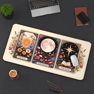 Alfombrilla de escritorio de tarot bohemia con diseño de sol, luna y estrellas, con diseño floral botánico, decoración estética de oficina de brujas, regalo perfecto para mujeres brujas y oficina en casa.