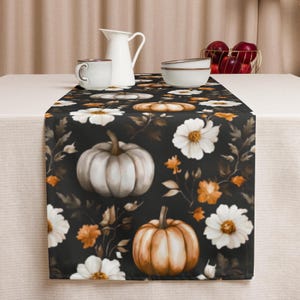 Camino de mesa de otoño: Centro de mesa de Acción de Gracias con calabaza y flores oscuras