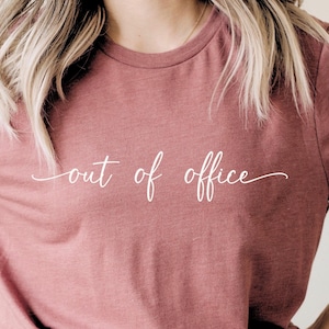 Out of Office Shirt • Gift for Workaholic • Cursive Script • Minimalistic Tee • Gift for Colleague • Homeoffice Shirt • Vacay Mode Shirt