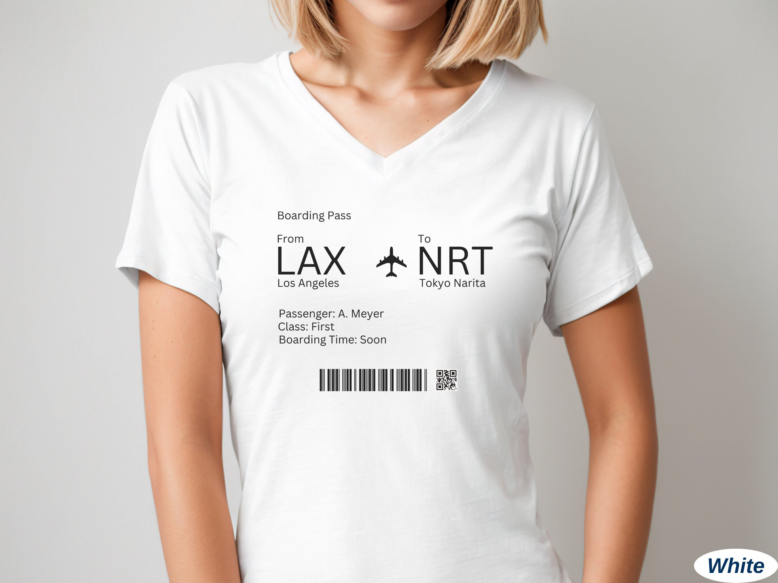Camiseta de cuello en V con tarjeta de embarque personalizada, camiseta de cuello en V para aeropuerto, regalo personalizado para viajeros, camiseta con boleto de avión, camiseta con código de aeropuerto