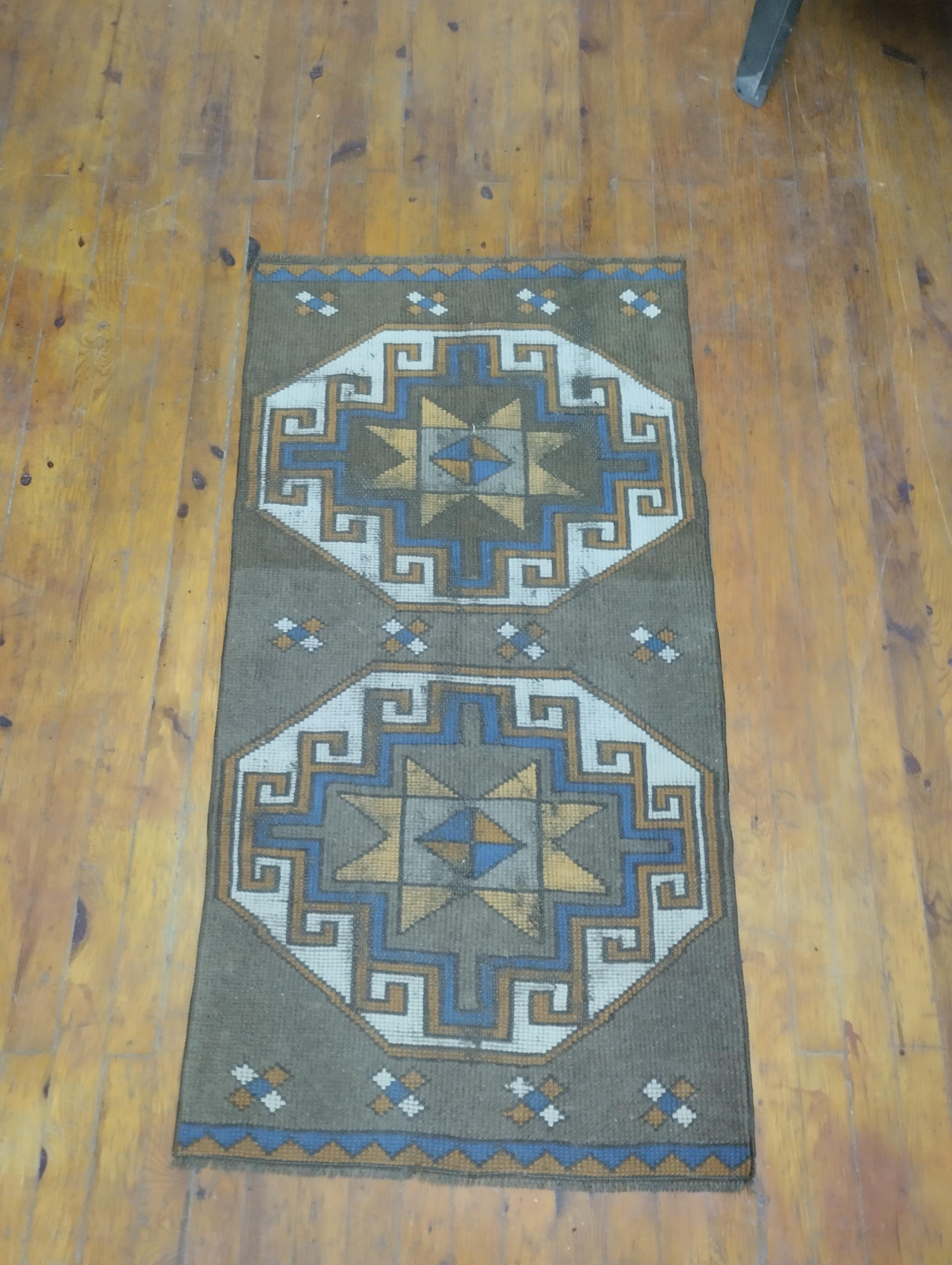 小さなヴィンテージ ウシャックラグ：2.4 x 4.4フィートの手織りウール