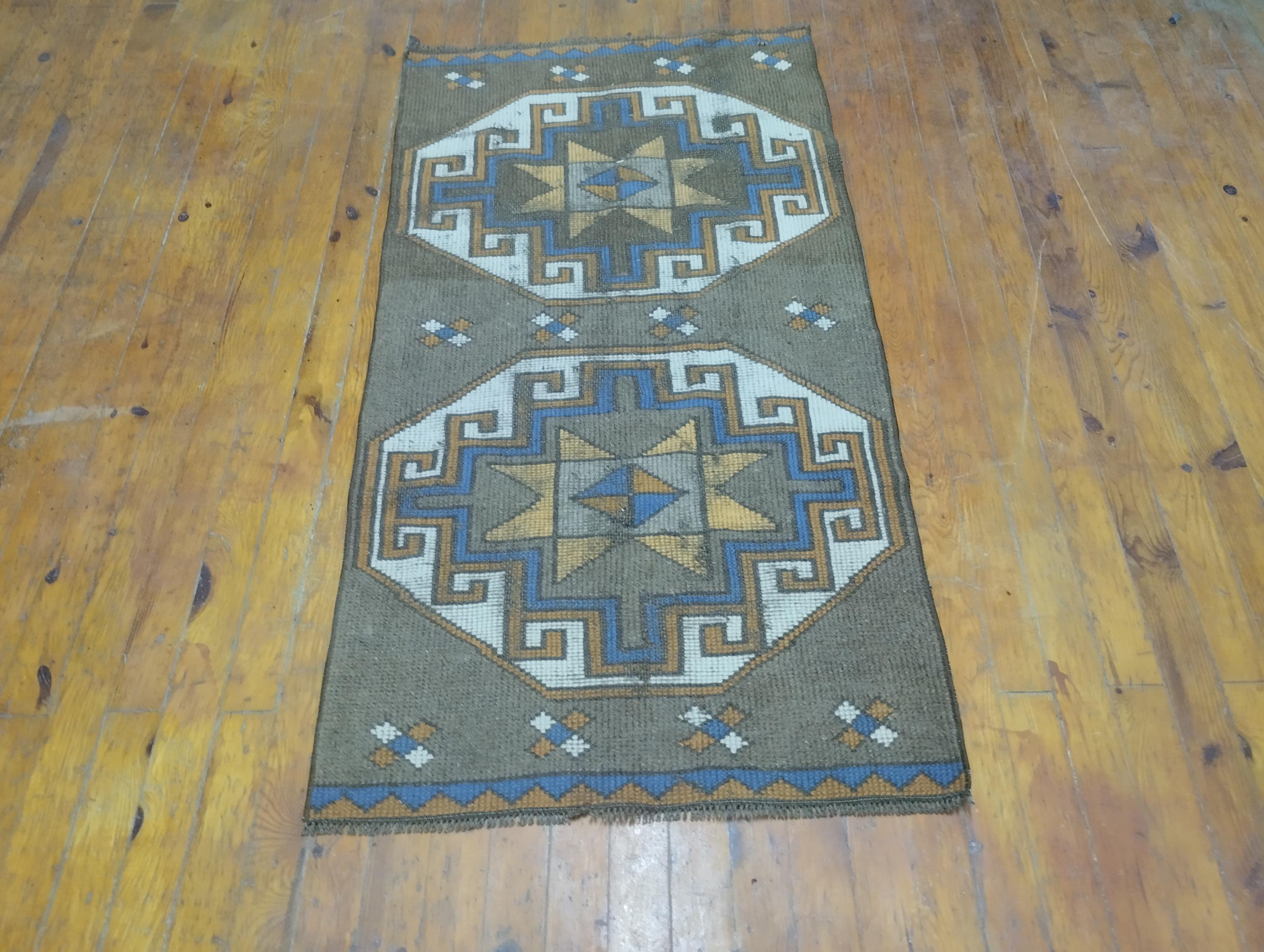 小さなヴィンテージ ウシャックラグ：2.4 x 4.4フィートの手織りウール